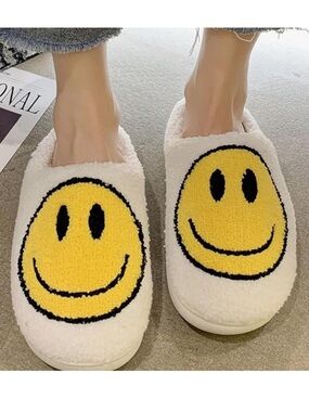 NEW Fuzzy Smiley Face Slippers Size W 10.5-11 M 9-10 Emoji Loungewear Athleisure